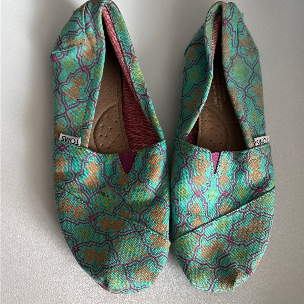 TOMS Women's Teal and Gold Patterned Flats